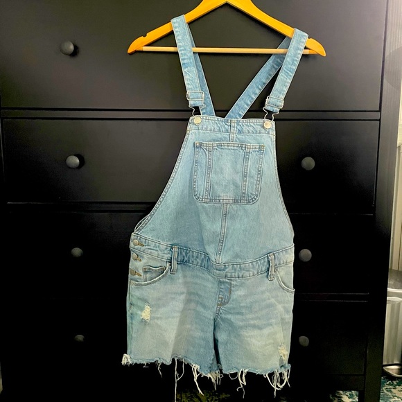 Shortall Maternity Jean Shorts - light wash size 0 - Ingrid & Isabel - Picture 3 of 4